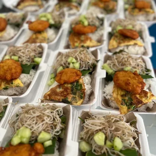 Menu nasi pecel lengkap dengan ayam goreng,sayur toge tahu, dan tempe